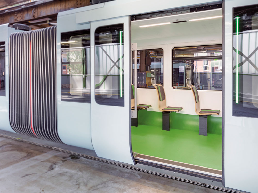 Schwebebahn, Wuppertal, an Haltestelle. Durch die geöffnete Tür Blick auf den grünen nora Boden